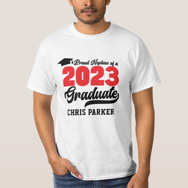 T-shirt Fière Nephew d'un Script Red Bold 2023 Graduate (Devant)