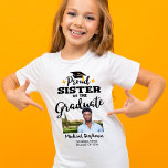 T-Shirt Fière Soeur d'un diplômé de 2023 nom photo<br><div class="desc">Célébrez la remise des diplômes de votre frère ou de votre soeur avec ce t-shirt moderne avec la légende "Fier SOEUR du diplômé" en polices noires contemporaines décorées d'un grand casquette avec un goût d'or. Customisez facilement ce t-shirt avec une photo du diplômé, l'année de remise des diplômes et le...</div>