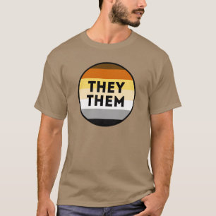 T-shirt fièrement arborant les pronoms de l'ours