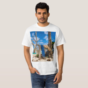 T-shirt Filets de pêche séchant sur la plage