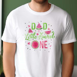 T-shirt Fille à thème pastèque rose 1er anniversaire, papa<br><div class="desc">Célébrez l'occasion joyeuse du premier été de votre petite fille avec la chemise PixeliaDesigns "Watermelon Summer 1st Birthday, Dad's". Cette pièce vibrante présente une étonnante aquarelle rose melon design, complétée par une calligraphie géante dans un vert citron rafraîchissant, capturant parfaitement l'essence de l'été. Adapté aux papas, la palette rouge et...</div>