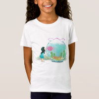 Fille avec la chemise de bol de poisson