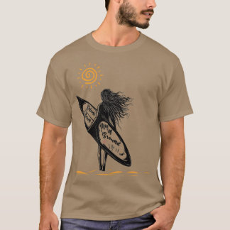 T-shirt Fille de surf marchant sur une plage
