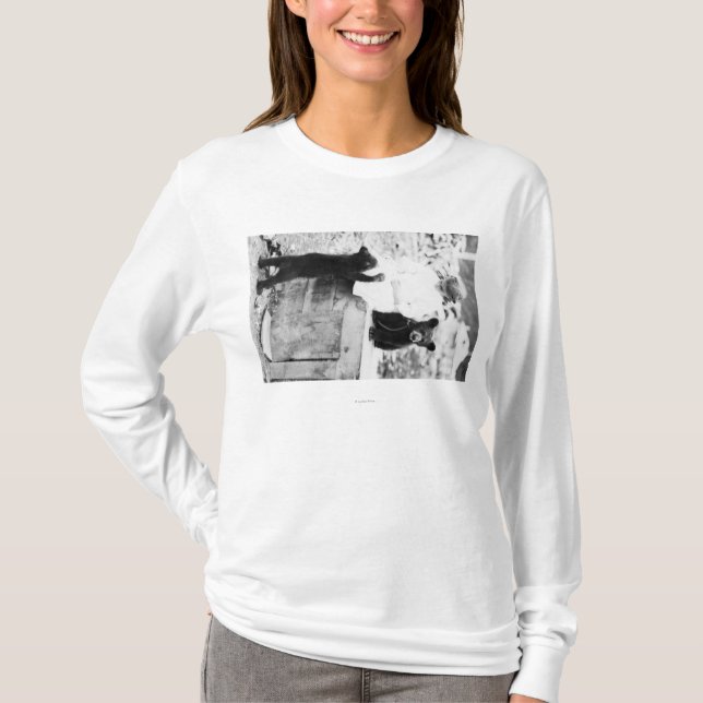 T-shirt Fille jouant avec l'ours CUB dans Seward (Devant)