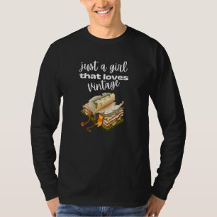 T-shirt Fille qui aime les livres anciens avec un livre ré