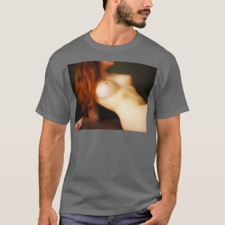 T-shirt fille rousse pose