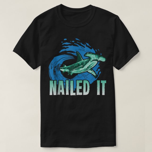 T-shirt Fin de requin-baleine clouée (Design devant)