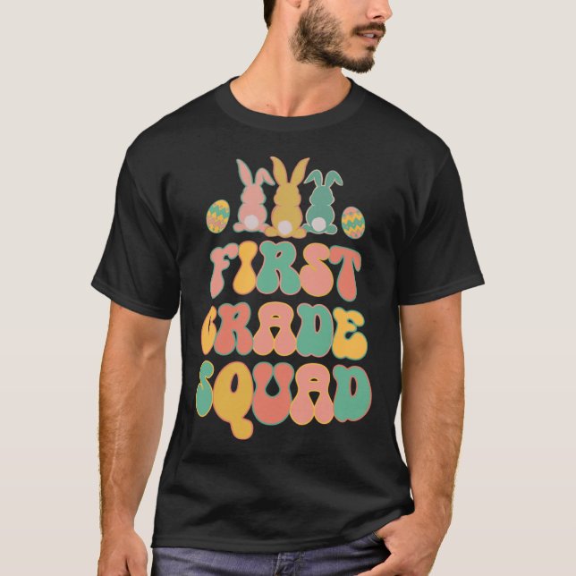 T-shirt First Grad Squad Teacher  Retro Groovy Easter Bunn (Devant)