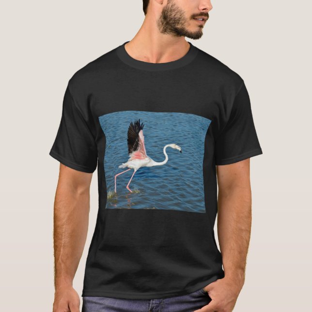 T-shirt Flamant rose courant sur l'eau en Camargue (Devant)