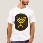 T-shirt Flamme de Menorah<br><div class="desc">Un rendu numérique de la menorah juive à sept branches (hébreu : מְ וֹ נ רָ ‎). La menorah à sept branches, utilisée dans le sanctuaire portatif mis en place par Moïse dans le désert et plus tard dans le Temple de Jérusalem, est un symbole du judaïsme depuis des temps...</div>