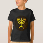 T-shirt Flamme de Menorah<br><div class="desc">Un rendu numérique de la menorah juive à sept branches (hébreu : מְ וֹ נ רָ ‎). La menorah à sept branches, utilisée dans le sanctuaire portatif mis en place par Moïse dans le désert et plus tard dans le Temple de Jérusalem, est un symbole du judaïsme depuis des temps...</div>