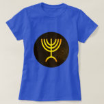T-shirt Flamme de Menorah<br><div class="desc">Un rendu numérique de la menorah juive à sept branches (hébreu : מְ וֹ נ רָ ). La menorah à sept branches, utilisée dans le sanctuaire portatif mis en place par Moïse dans le désert et plus tard dans le Temple de Jérusalem, est un symbole du judaïsme depuis des temps...</div>