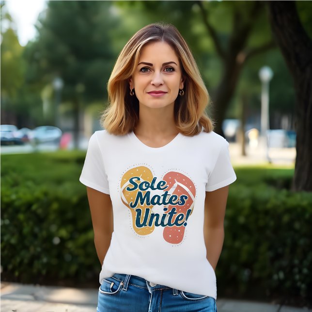 T-shirt Flèches orange et rouge Fun Retro Blanc (Flip flop inspired t-shirt. "Sole Mates Unite!".  Orange and red flip flops.)