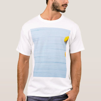 T-shirt Fleurs de Calendula : Arrière - plan en bois bleu