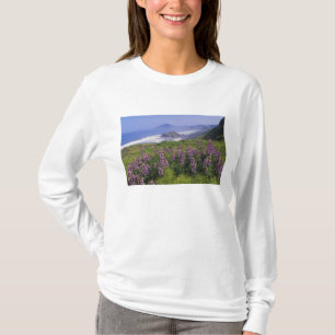 T-shirt Fleurs lupines et littoral accidenté le long