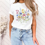 T-shirt Fleurs sauvages colorés tendance avec Monogramme<br><div class="desc">Ce T-shirt élégant présente un bouquet de jolis fleurs sauvages boho, dans les tons bleu, violet, rose et jaune avec de jolis feuilles verts. Ajoutez votre nom ou votre monogramme.</div>