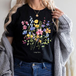 T-shirt Fleurs sauvages colorés tendance avec Monogramme<br><div class="desc">Ce T-shirt élégant et foncé présente un bouquet de jolis fleurs sauvages boho,  dans les tons bleu,  violet,  rose et jaune avec de jolis feuilles verts. Ajoutez votre nom ou votre monogramme.</div>