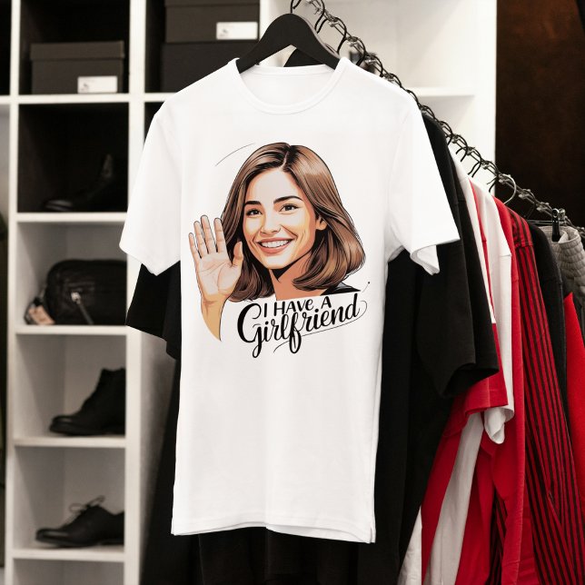 T-shirt Flex à clé basse : "J'ai une amie" Illustré (Low-Key Flex: "I Have A Girlfriend" Illustrated Tee I Birthday Depot)