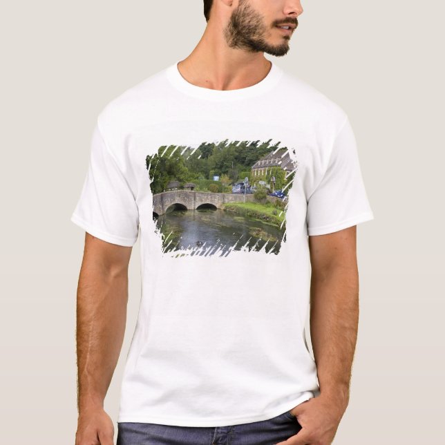 T-shirt Flux de truites dans le village de Bibury, (Devant)