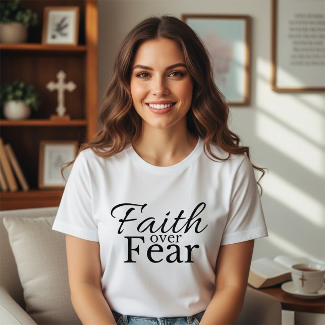 T-shirt Foi audacieuse et élégante sur la peur chrétienne (Bold and Stylish Faith Over Fear Christian T-Shirt)