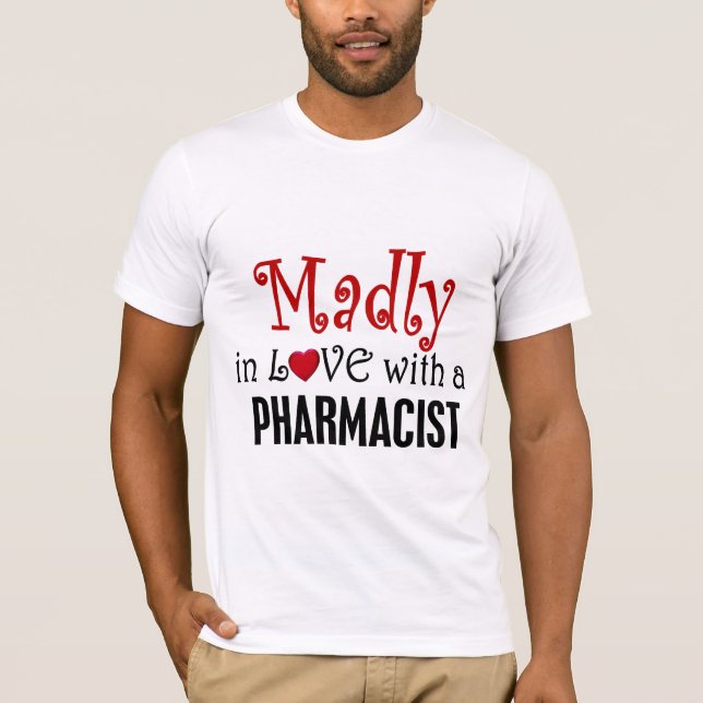 T-shirt Follement dans l'amour avec un pharmacien (Devant)