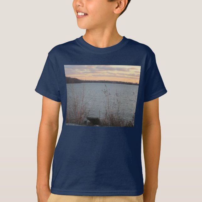 T-shirt foncé pour enfants sur la rive du lac (Devant)