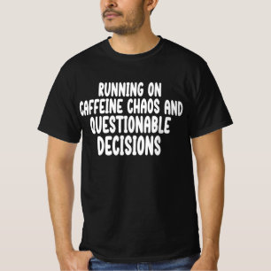 T-shirt Fonctionne à la caféine, au chaos et à des décisio
