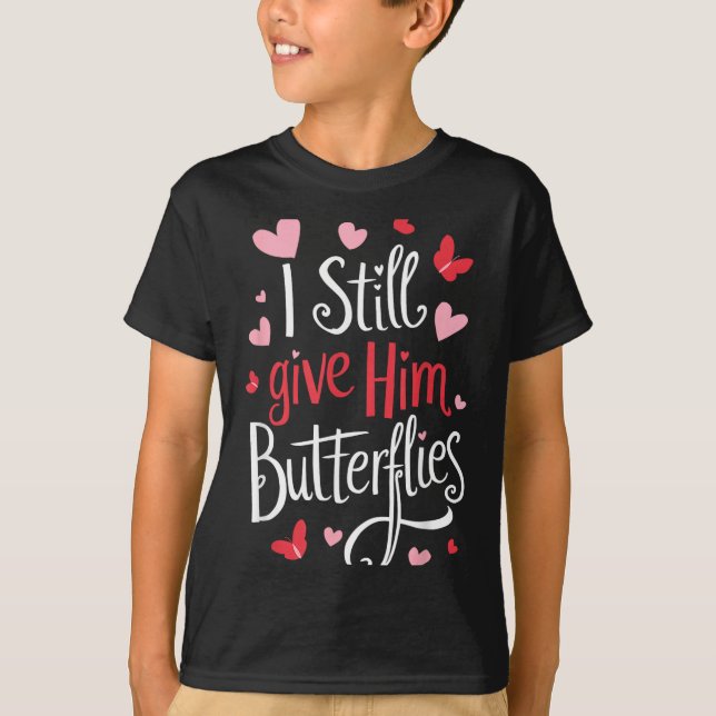 T-shirt For Couples _ I Still Give Him Butterflies _ Funny (Devant)
