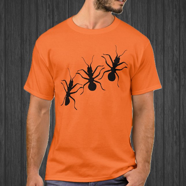 T-shirt Fourmis noires rampantes et effrayantes (Three big creepy crawley black ants on orange unisex tee shirt)