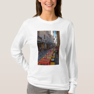 T-shirt France, Corse. Tables de café installées dans une 