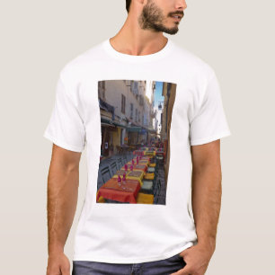 T-shirt France, Corse. Tables de cafés dressées en étro