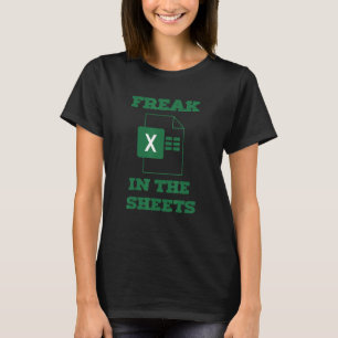 T-shirt Freak Dans La Feuille De Calcul Comptable Nerd
