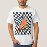 T-shirt Freeride Snowboardeur En Costume Orange À damiers<br><div class="desc">Illustration fantaisiste cool de snowboarders colorés,  snowboard descendant en montagne,  sur la neige fraîche en poudre. Snowboard et sport de plein air de Noël. Cadeaux de snowboard. Cadeaux de l'équipe de snowboard. Chèques rétro déformés à damiers snowboard.</div>