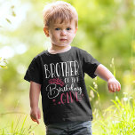 T-shirt Frère de la fille d'anniversaire Equipe personnali<br><div class="desc">Vous cherchez une chemise d'anniversaire qui fera de votre fête une réussite? Ne cherchez pas plus loin que nos maillots d'équipe d'anniversaire assortis! Ces tee - shirts élégants sont parfaits pour toute fête d'anniversaire. Nos chemises assorties font un grand cadeau pour vos amis et votre famille, et peuvent être portées...</div>