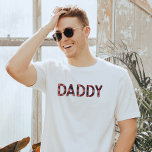 T-shirt FROST Russe Lumberjack Red Flannel Daddy<br><div class="desc">Ce t-shirt est orné d'une flanelle rustique d'aquarelle épelant le mot "papa". Cette chemise de papa est le cadeau parfait pour votre père préféré qui attend ou travaille comme une grande idée de faire-part de grossesse.</div>