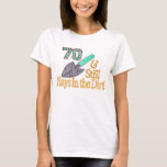 T-shirt Fun Humour Gardening 70th Birthday Cadeau pour lui<br><div class="desc">" 70 & joue encore dans la saleté " idées cadeaux d'anniversaire pour le FABULEUX HER ou LUI QUI JOUE ENCORE DANS LA SOURIS! Styles et couleurs au choix !</div>