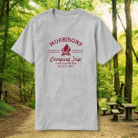 T-shirt Fun Retro Custom Camping Voyage Camping Red Logo<br><div class="desc">Camp en style avec cette chemise personnalisée avec un logo rouge de feu de camp et votre nom. Personnalisez-vous avec 3 lignes de texte personnalisé - ajoutez "Réunion familiale, voyage en famille, voyage en camping, emplacement, date, etc. Retrouvailles familiales, camping ou randonnées, week-end au lac ou jardin feu de camp....</div>