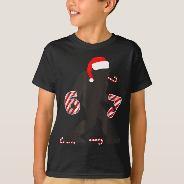 T-shirt Funny 67 Meme With Bigfoot And Candy Canes Christm (Devant)