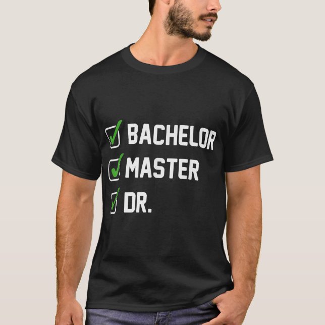 T-shirt FUNNY Bachelor Master Doctorat Doctorat Dr. Phd (Devant)