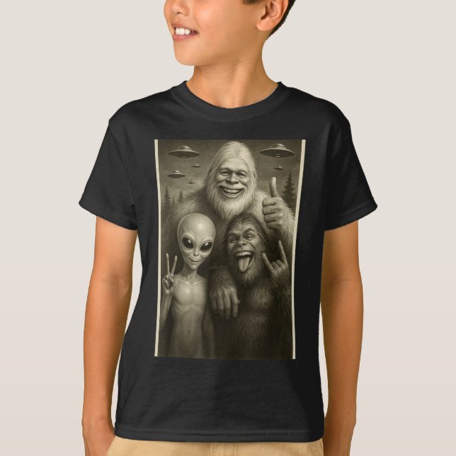 T-shirt Funny Bigfoot, Alien, &amp; Yeti Sasquatch Rock On (Devant)