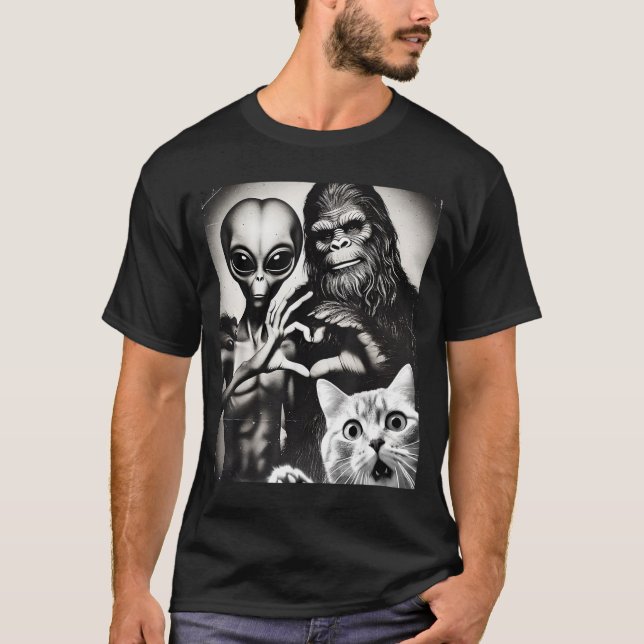 T-shirt Funny Cat Selfie With Romantic Bigfoot In Love Wit (Devant)