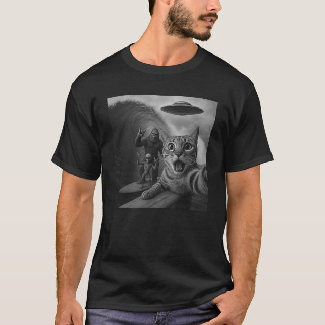 T-shirt Funny Chat Surfing Selfie avec l'Alien géant d'ovn (Devant)