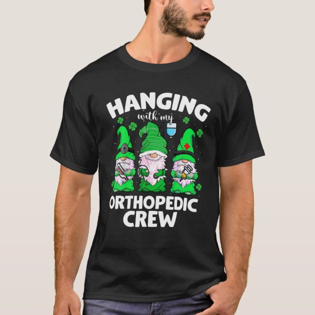 T-shirt Funny Gnomes Hanging With Orthopedic (Devant)