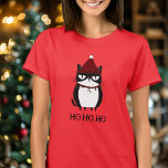 T-shirt Funny Grouchy Chat Catmas Humour Noël<br><div class="desc">Entrez dans l'esprit festif avec une torsion hilarante ! Notre chemise de Noël Cat-mas est équipée d'un chat tuxedo noir et blanc râpé et agacé, enchevêtré dans les lumières des fêtes, apportant l'humour Ho Ho à votre garde-robe de vacances. Parfait pour les amoureux de les chats et les amateurs de...</div>