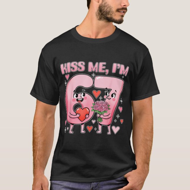 T-shirt Funny Kiss Me I'm 67 Cute Valentine's Day Couples  (Devant)