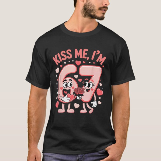 T-shirt Funny Kiss Me I'm 67 Cute Valentine's Day Couples  (Devant)