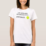 T-shirt Funny Life nécessite détermination et balles Tenni<br><div class="desc">T-shirt tendance et moderne avec une citation amusante et inspirante pour les joueurs de tennis et les amateurs de sport et d'autodétermination : "La vie exige de la détermination. Et des balles." (© Mira) et illustration d'un ballon de tennis. Vous pouvez remplacer le slogan humoristique ci-dessus par "La vie exige...</div>