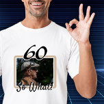 T-shirt Funny Photo 60th Birthday Invité d'honneur<br><div class="desc">60 Alors, quel Drôle Citer Photo 60e Anniversaire Guest of Honor t-shirt. 60e anniversaire de fête t-shirt personnalisé pour quelqu'un célébrant 60 ans. Il est livré avec une citation drôle et motivationnelle 60 So What! et est parfait pour une personne avec un sens de l'humour. Insérez votre photo dans le...</div>