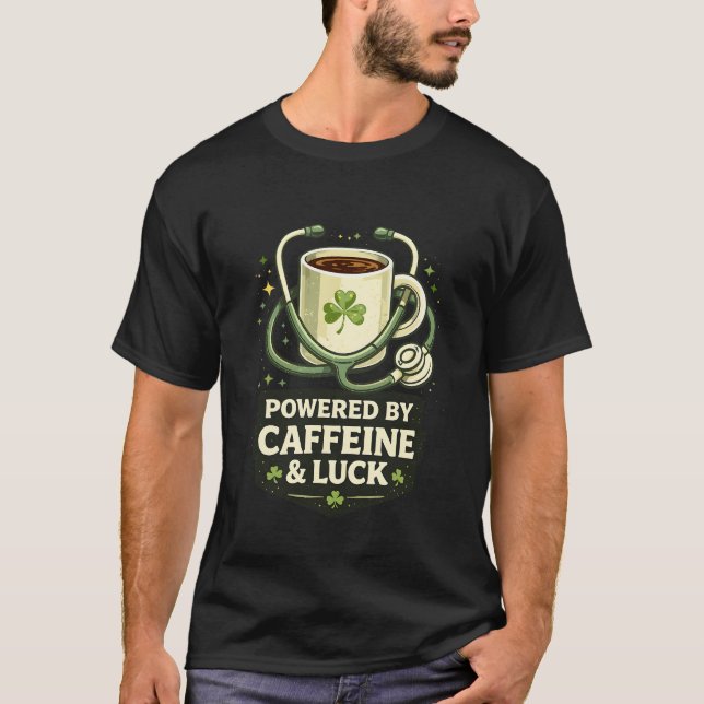 T-shirt Funny Powered By Caffeine And Luck Coffee Clover (Devant)
