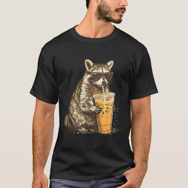 T-shirt Funny raccoon drinking iced coffee animal meme men (Devant)